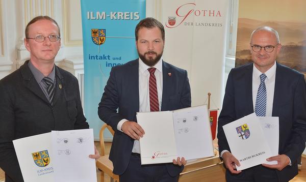 Bild vergrößern: Der Beigeordnete des Ilm-Kreises, Kay Tischer, der Gothaer Landrat Onno Eckert und Udo Schlling, Beigeordneter des Wartburkreises, haben den Vertrag für eine Leitstelle Westthüringen unterzeichnet.