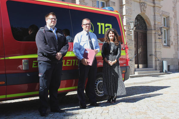 Bild vergrößern: Amtsleiter Sebastian Arnold,  Daniel Schulz von der Feuerwehr Arnstadt und Landrätin Petra Enders