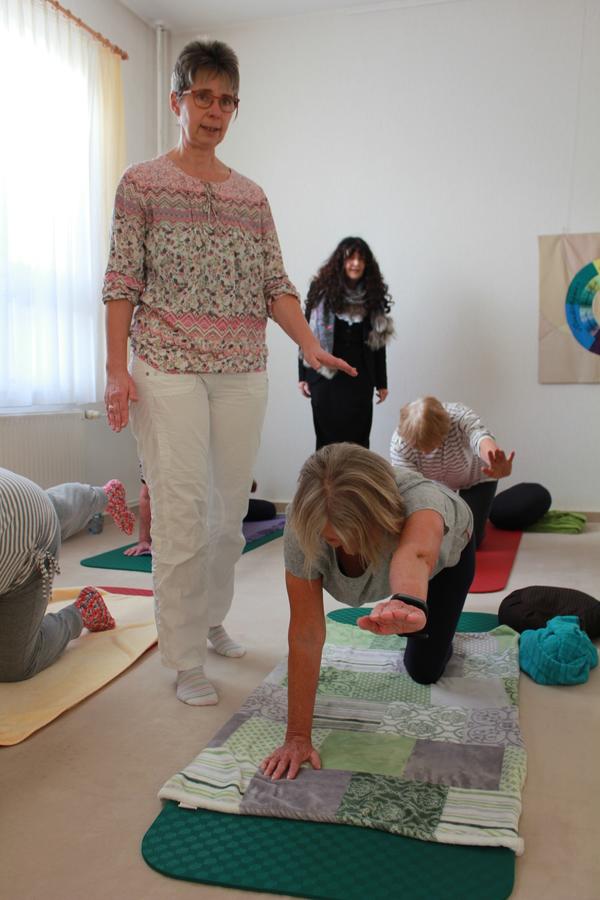 Bild vergrößern: Yoga-Lehrerin Silke Raßbach stellt Landrätin Petra Enders den Yoga-Kurs an der vhs in Ilmenau vor.